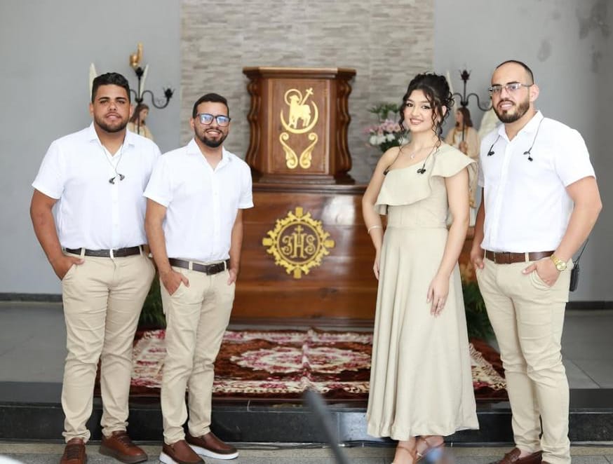 Integrantes do grupo Quatro Vozes Um Sim em uma igreja